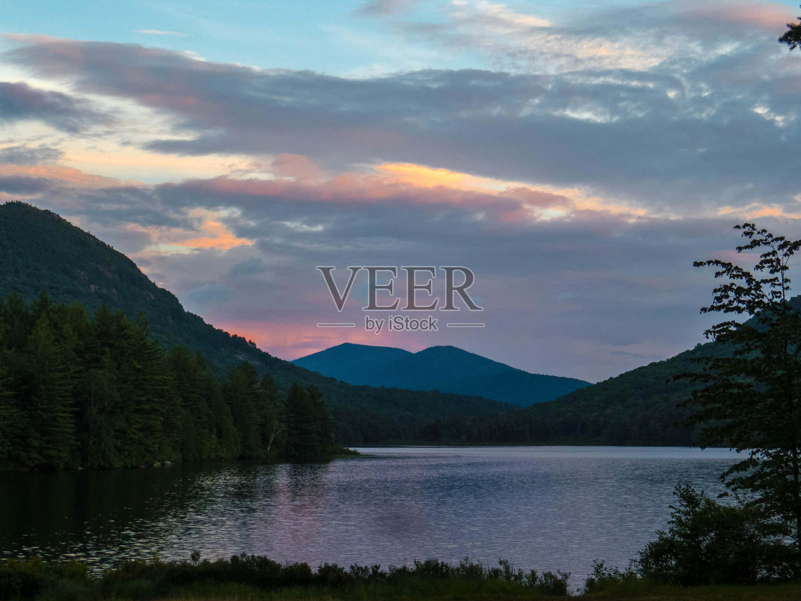 背景为山脉的池塘照片摄影图片