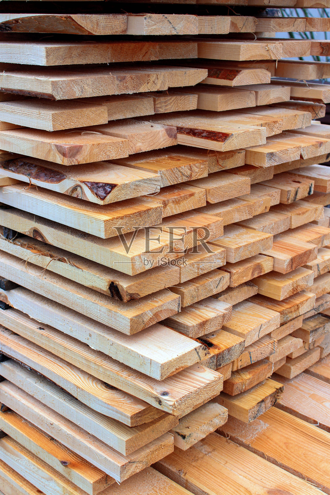 一堆木板一对一堆在一起。背景为木板。天然木材纹理照片摄影图片