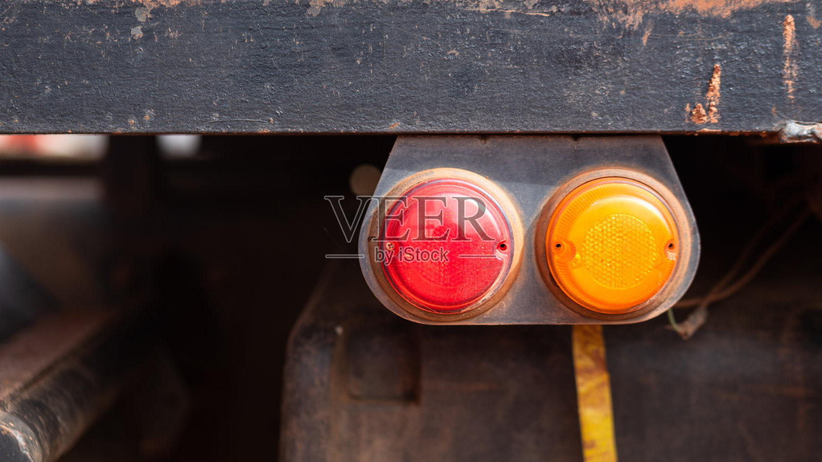 拖车一侧的刹车和转向灯信号。照片摄影图片
