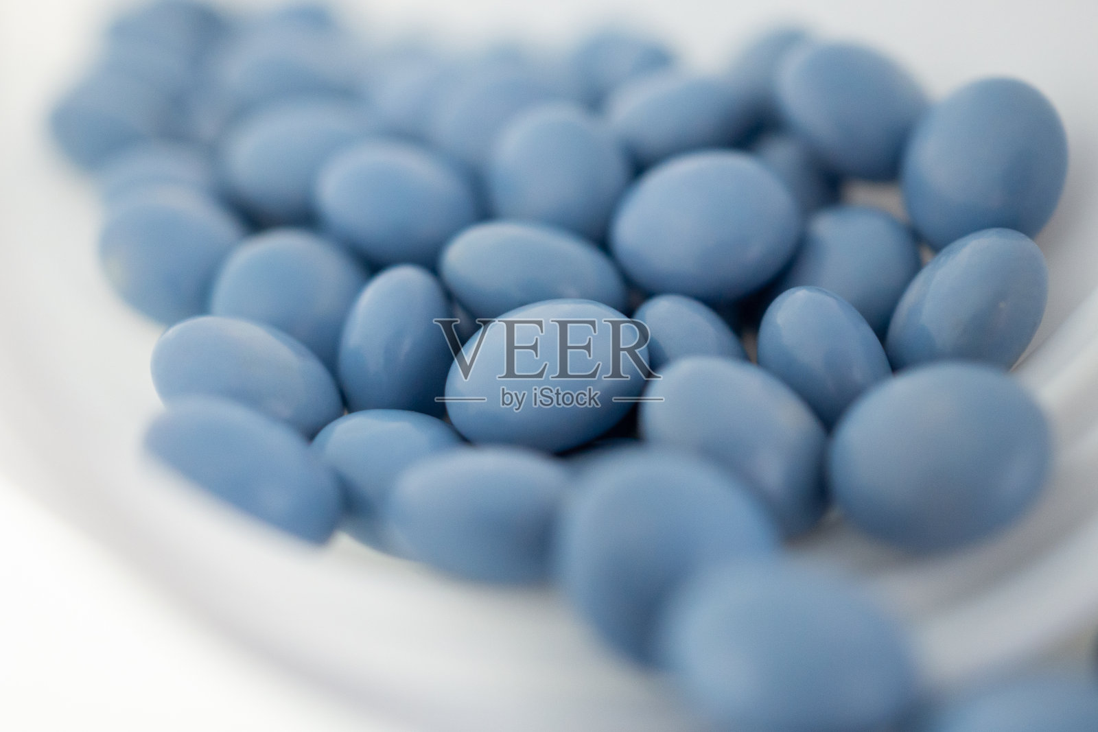 白色背景上有瓶子的蓝色药片照片摄影图片