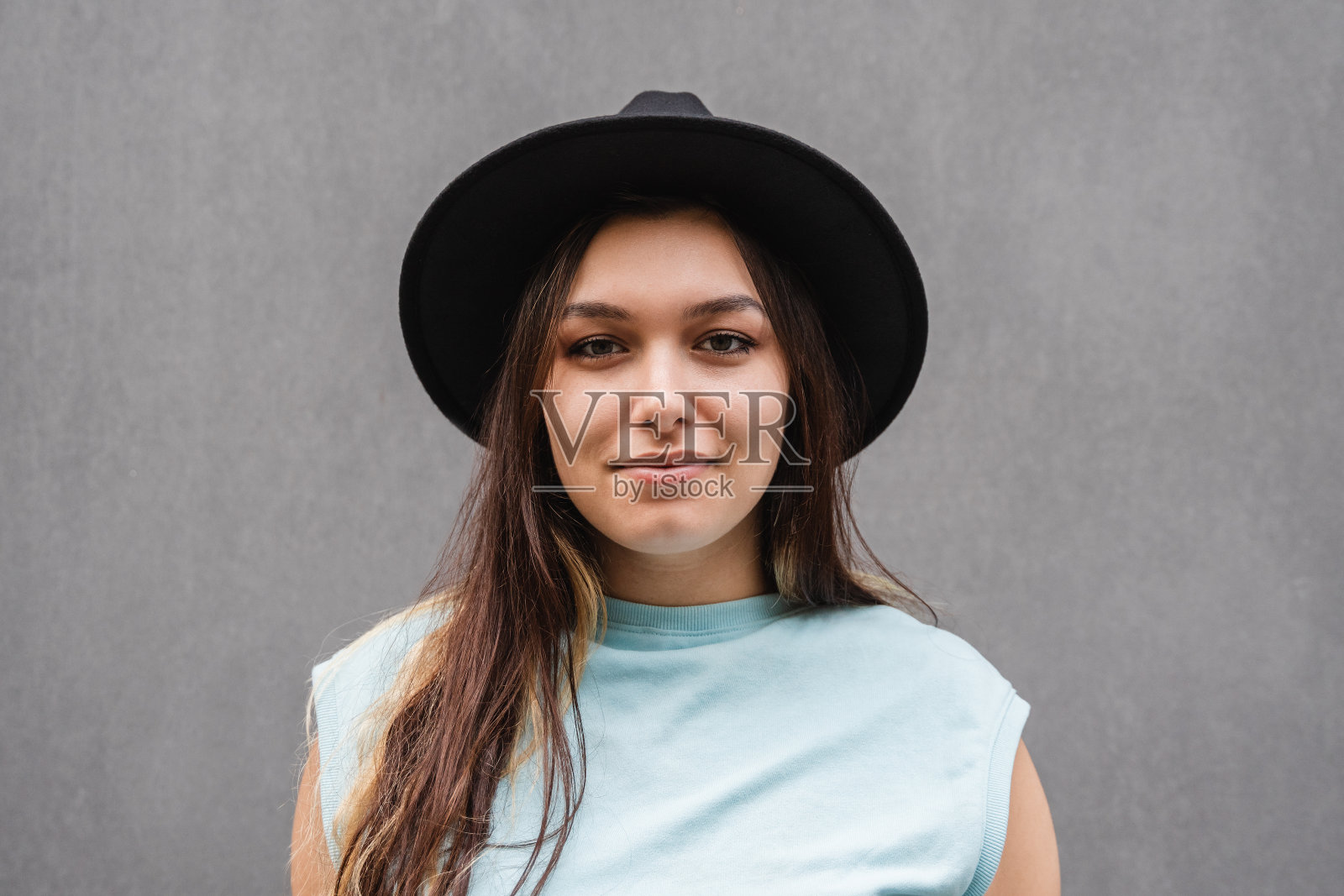 年轻曲线的女孩在城市户外的相机微笑-关注女人的脸照片摄影图片