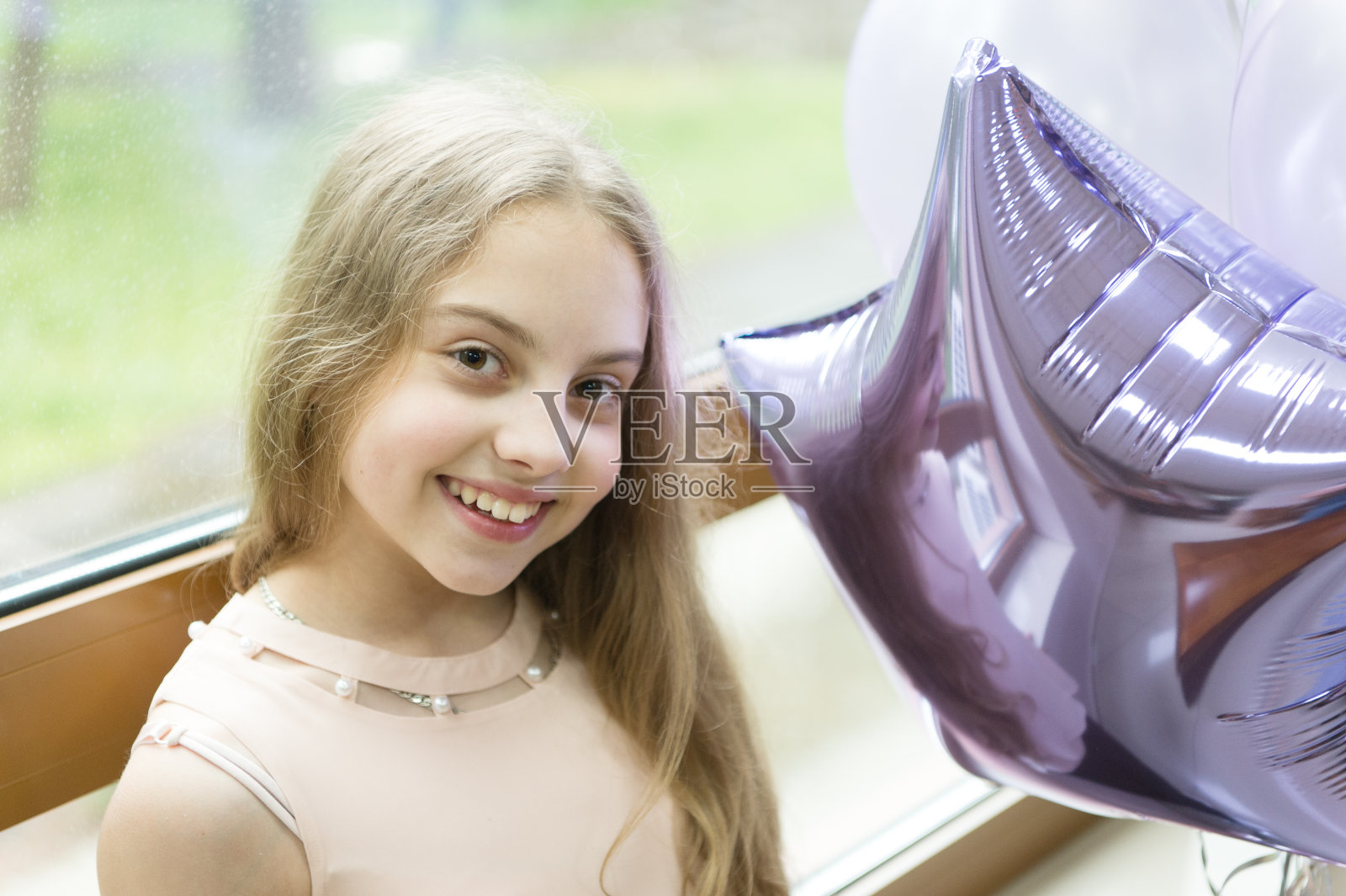 我的生日到了。可爱的小女孩用气球庆祝生日。可爱的小女孩喜欢她的生日派对。我的生日是庆祝的日子照片摄影图片