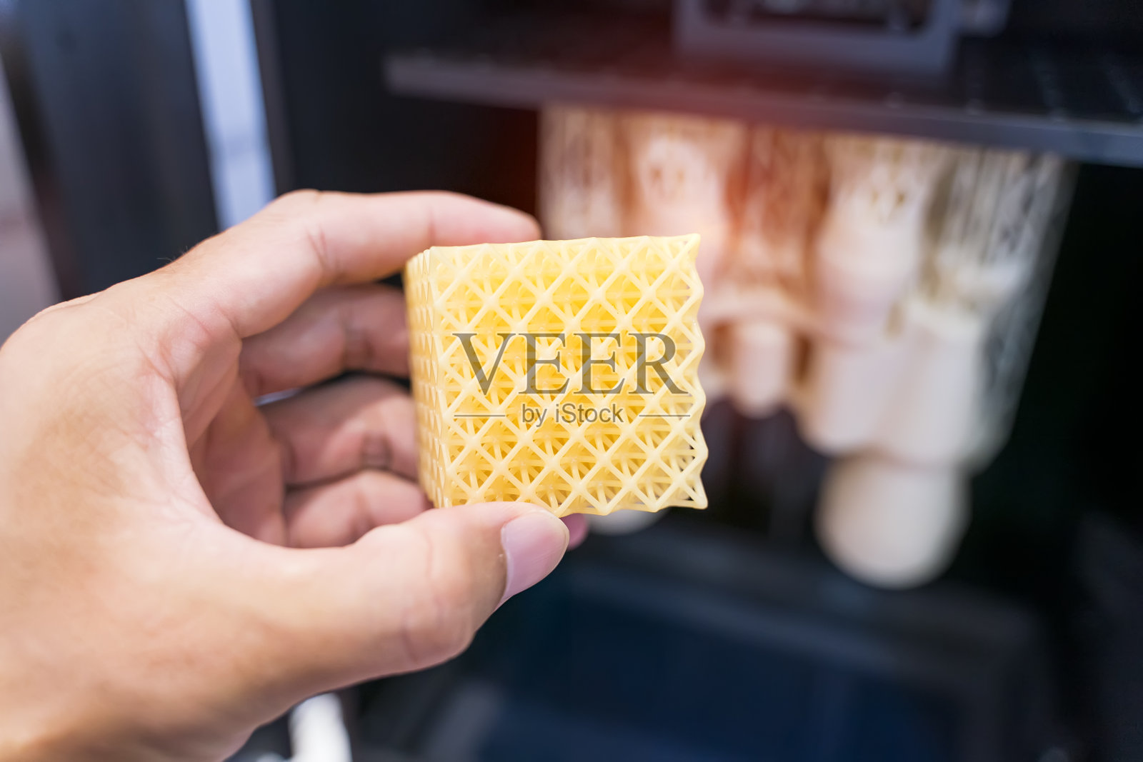 手与物体打印在3d打印机上的特写照片摄影图片