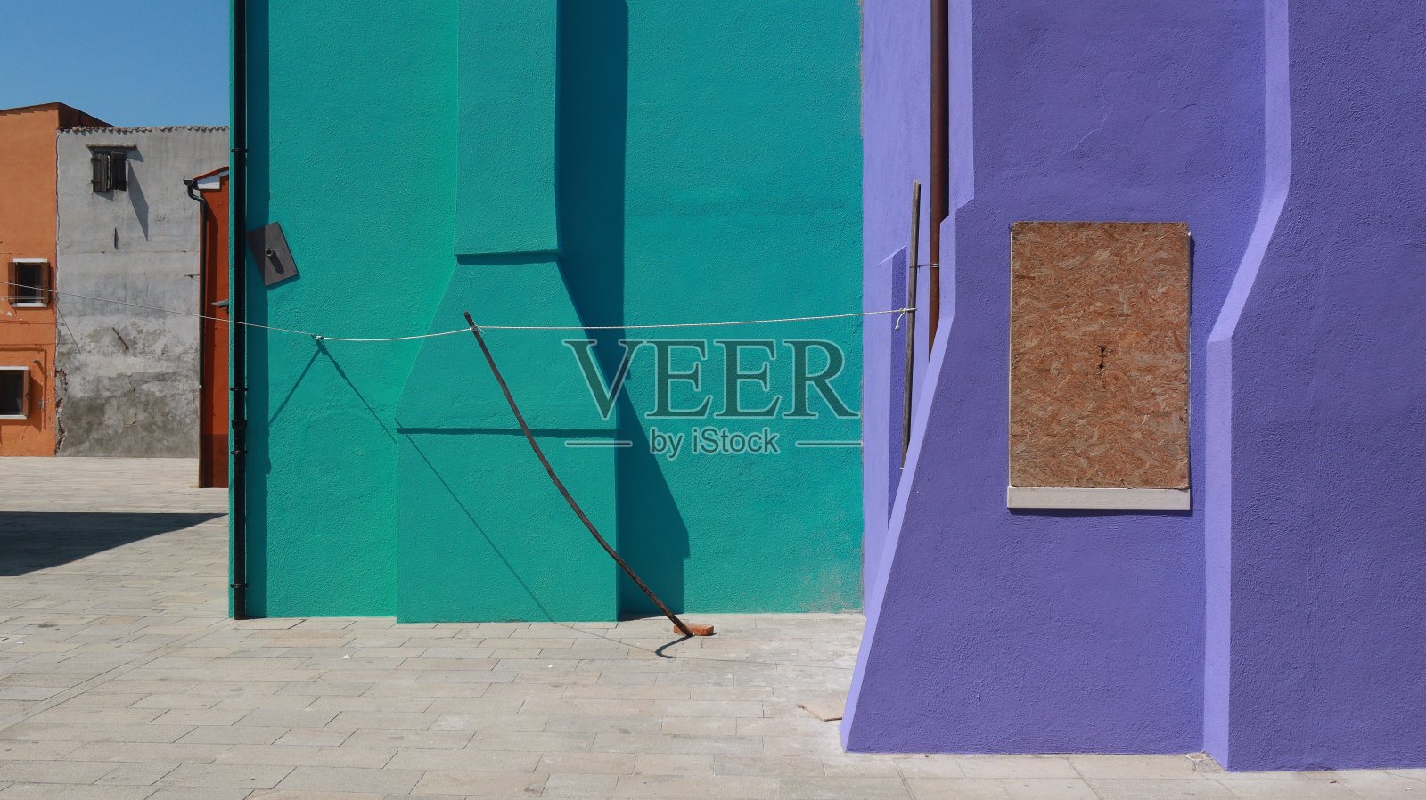 站在人行道上的女人照片摄影图片