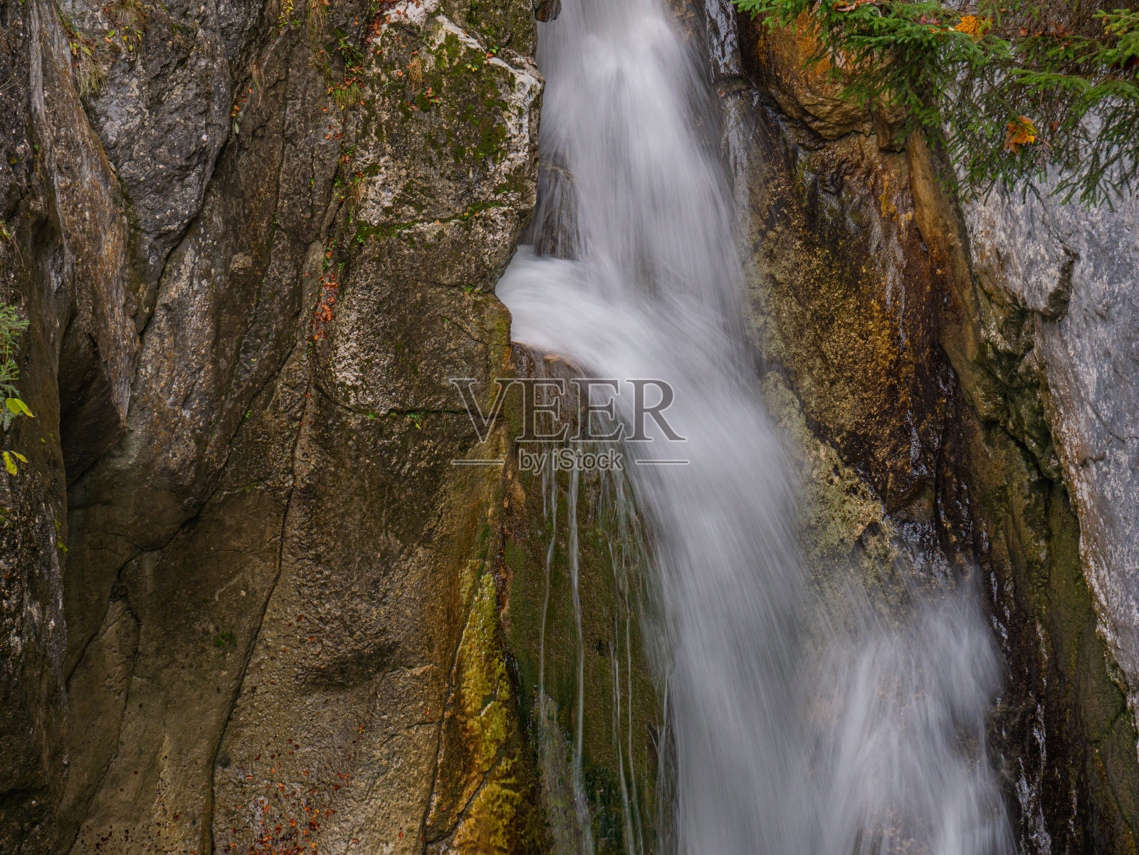 水穿过两块岩石进入深处照片摄影图片