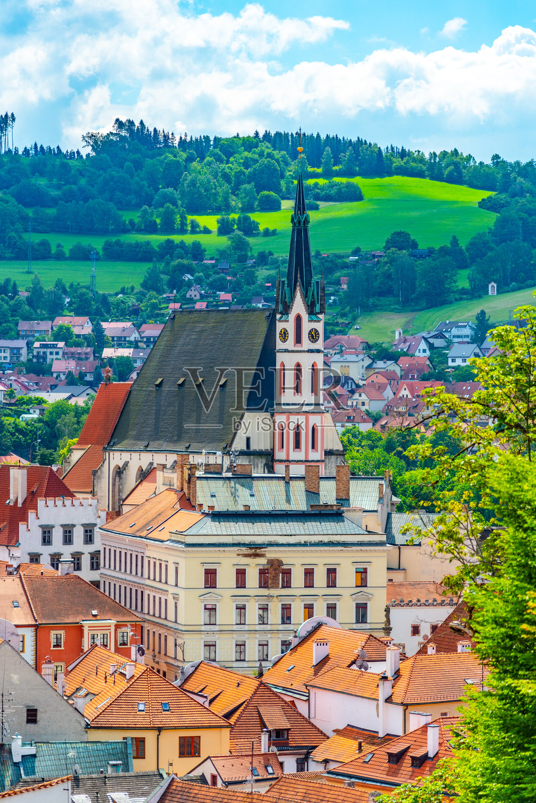 圣维图斯教堂位于历史悠久的城市中心。克鲁姆洛夫，捷克共和国，南波西米亚照片摄影图片