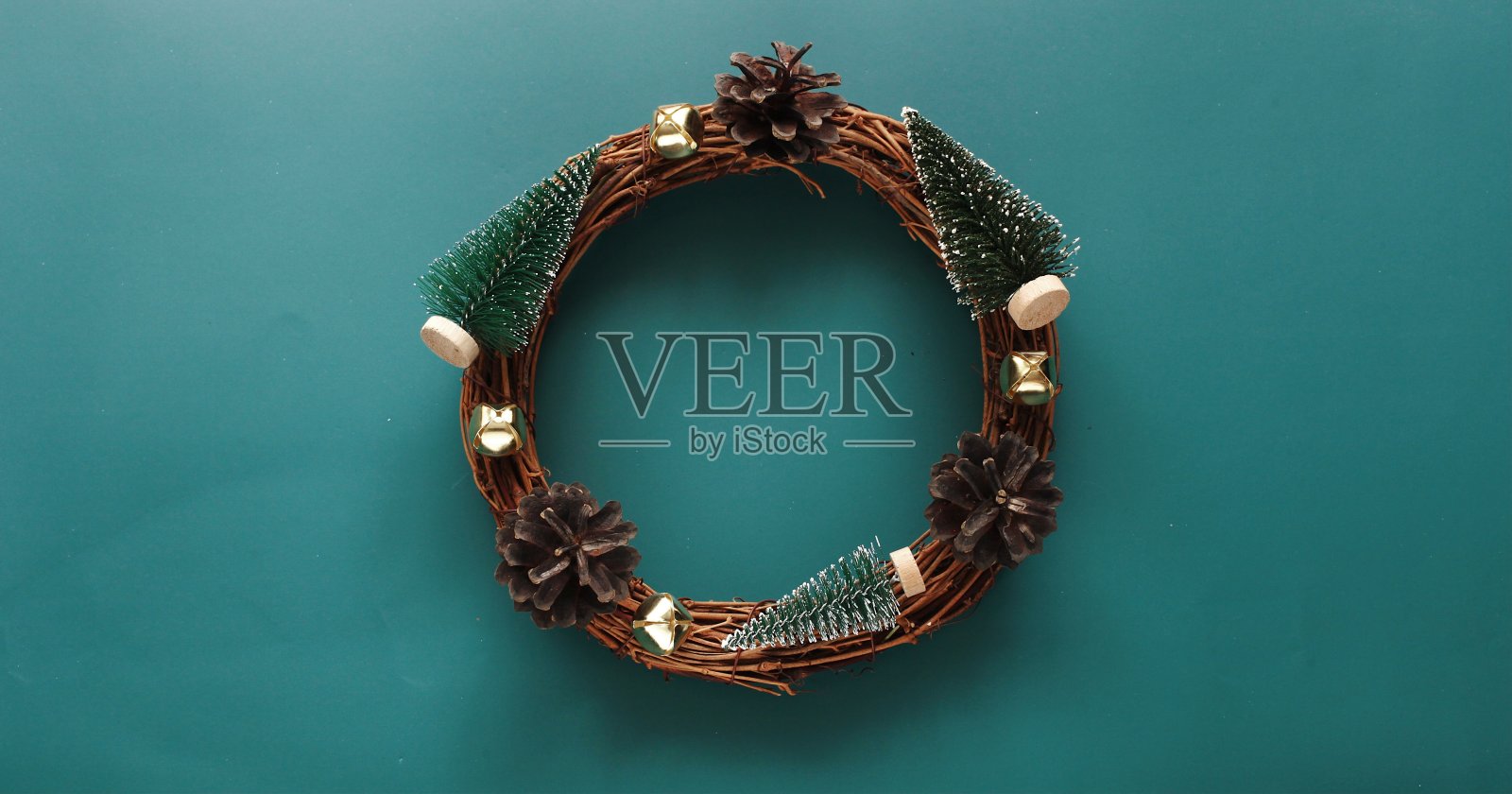 绿色背景上的圣诞花环。平把摄影照片摄影图片