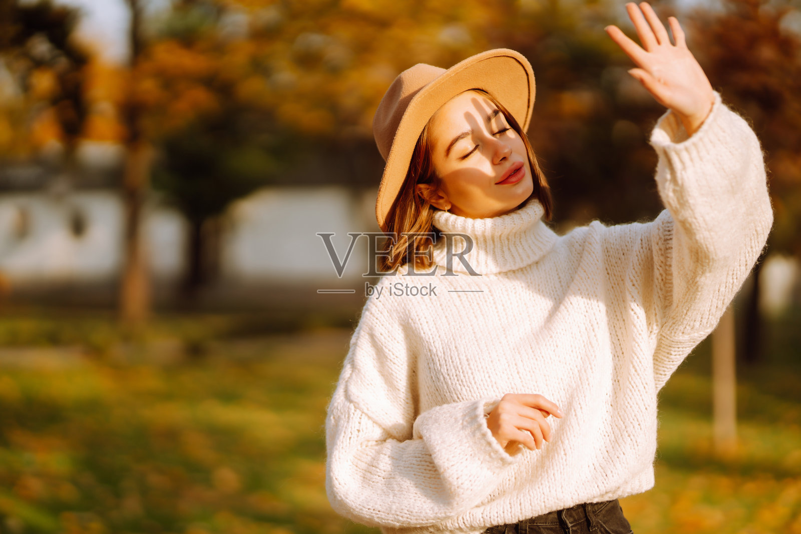 年轻女子在大自然中休息。照片摄影图片