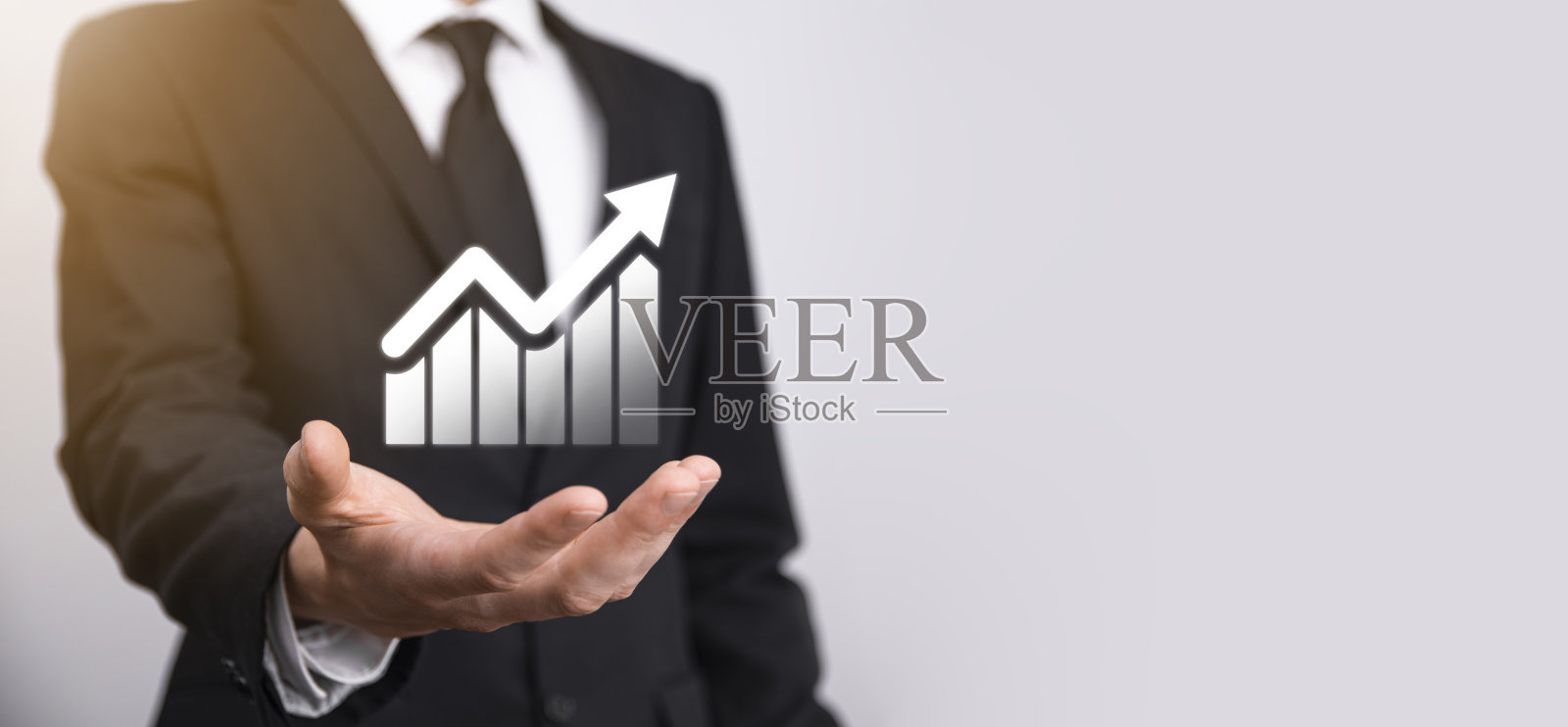 男性手持图形图标符号。在全球网络上检查分析销售数据、增长图表和股票市场。商业策略，规划和数字营销照片摄影图片