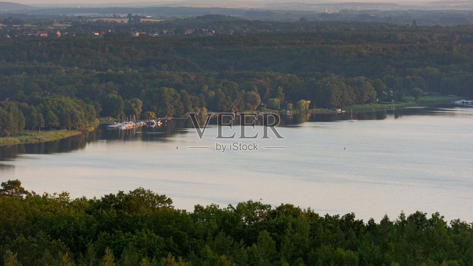 从Wietkiekenberg瞭望台观看Schwielowsee湖的景色照片摄影图片