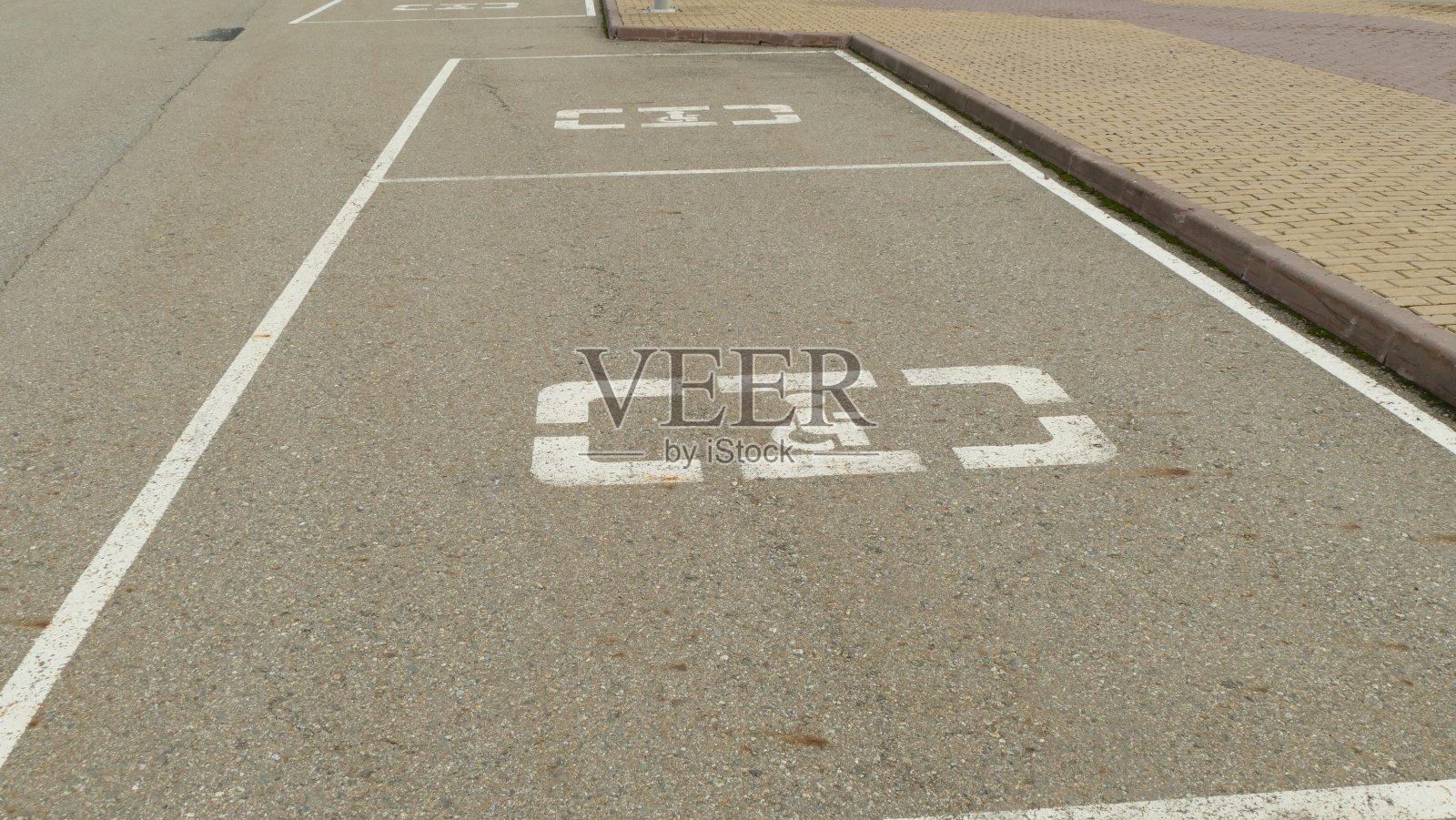 道路上的标志-残疾人停车的地方照片摄影图片