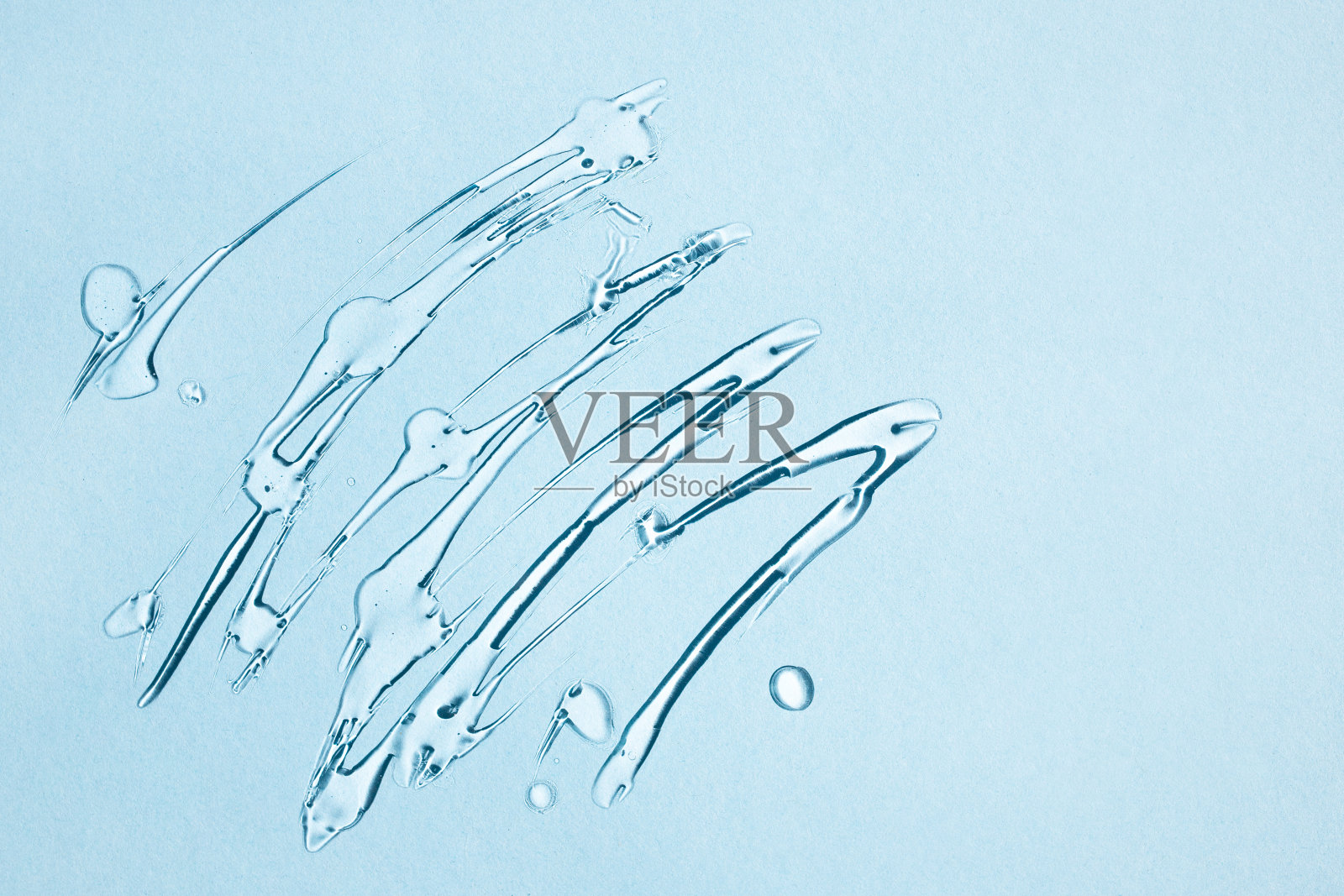 透明的液体凝胶纹理在蓝色背景。特写，俯视图，放置文本。照片摄影图片