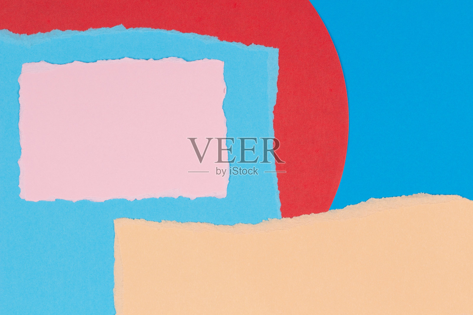 撕纸纹理拼贴背景。在几何蓝色和红色的纸背景上，有粗糙边缘的彩色碎纸片照片摄影图片