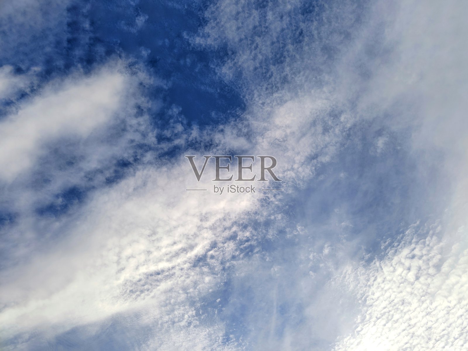 蓝蓝的天空，零星的白云为背景照片摄影图片