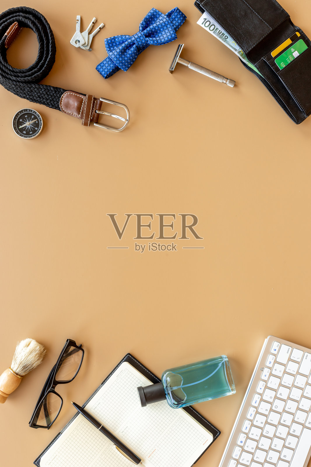 布置在商务男士办公桌上，配有男士配件照片摄影图片