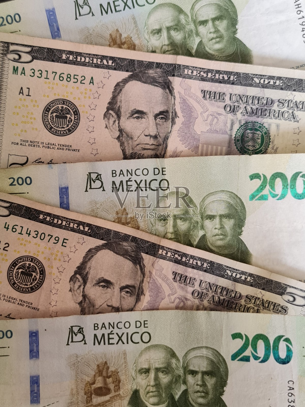 用墨西哥和美国的钱进行经济和金融照片摄影图片