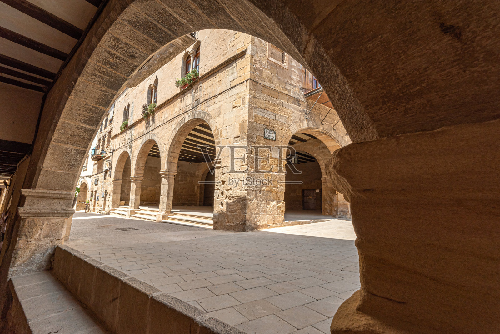 特鲁埃尔市长广场La Fresnada村的拱门照片摄影图片