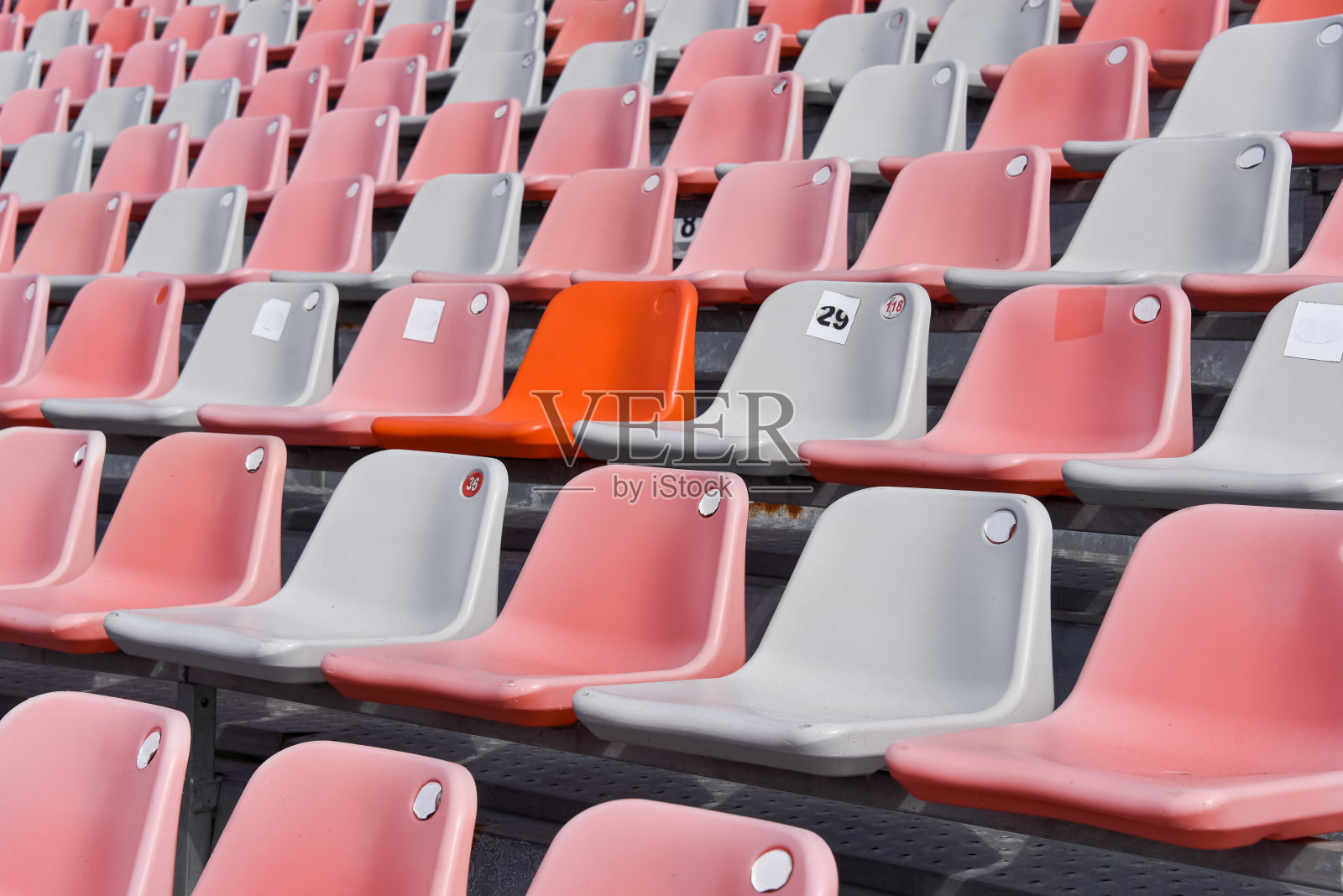 体育馆的空塑料座位。没有球迷的比赛照片摄影图片