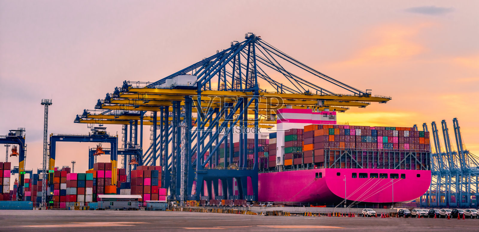 集装箱码头起重机施工，港口运输码头，进出口贸易，商贸物流，国际运输。照片摄影图片