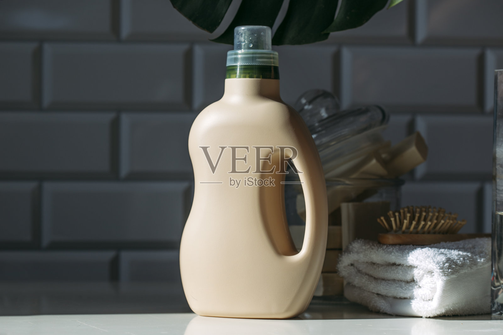 洗衣服用的液体洗涤剂照片摄影图片