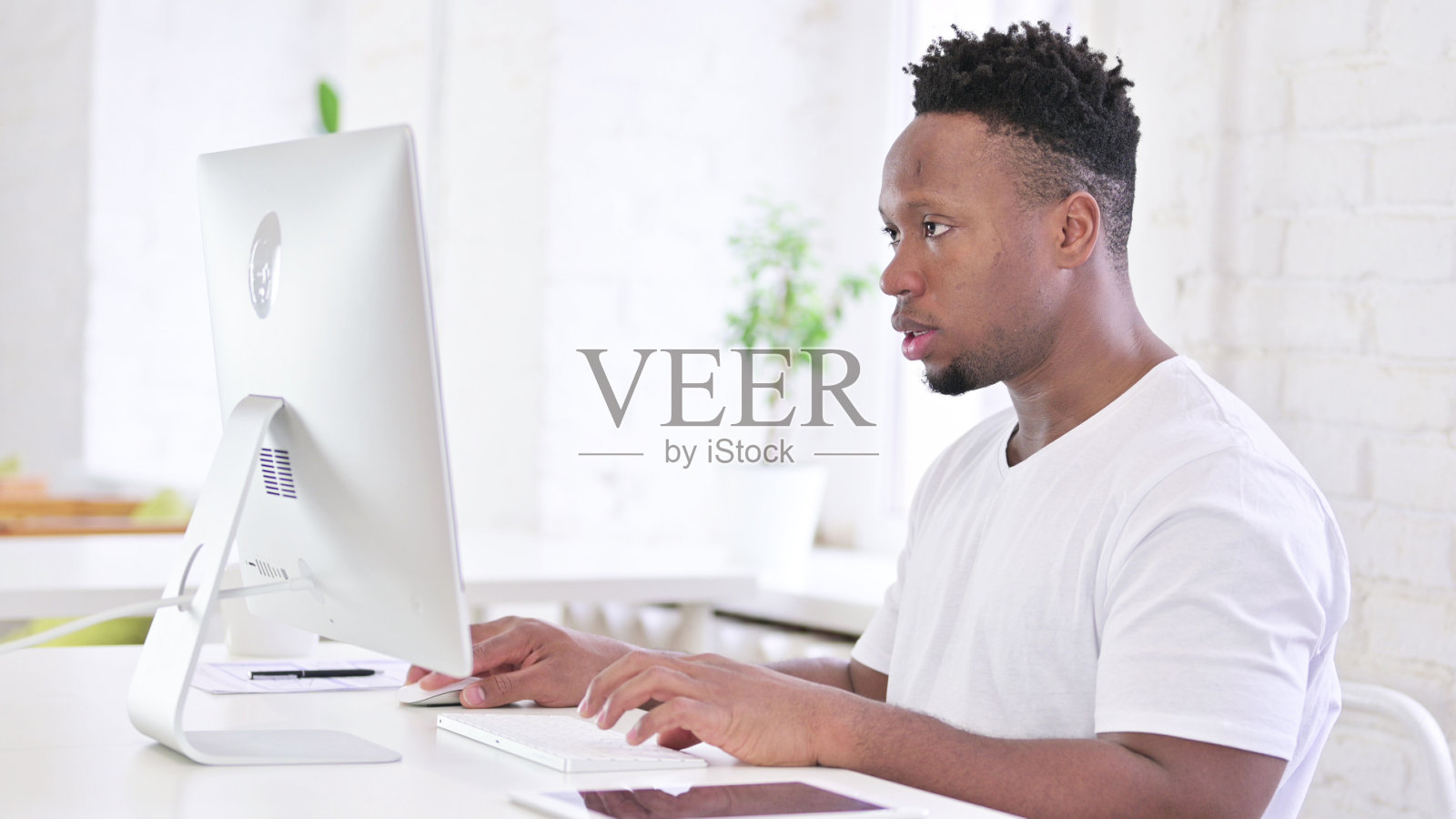 聚焦休闲非洲人在办公桌面工作照片摄影图片