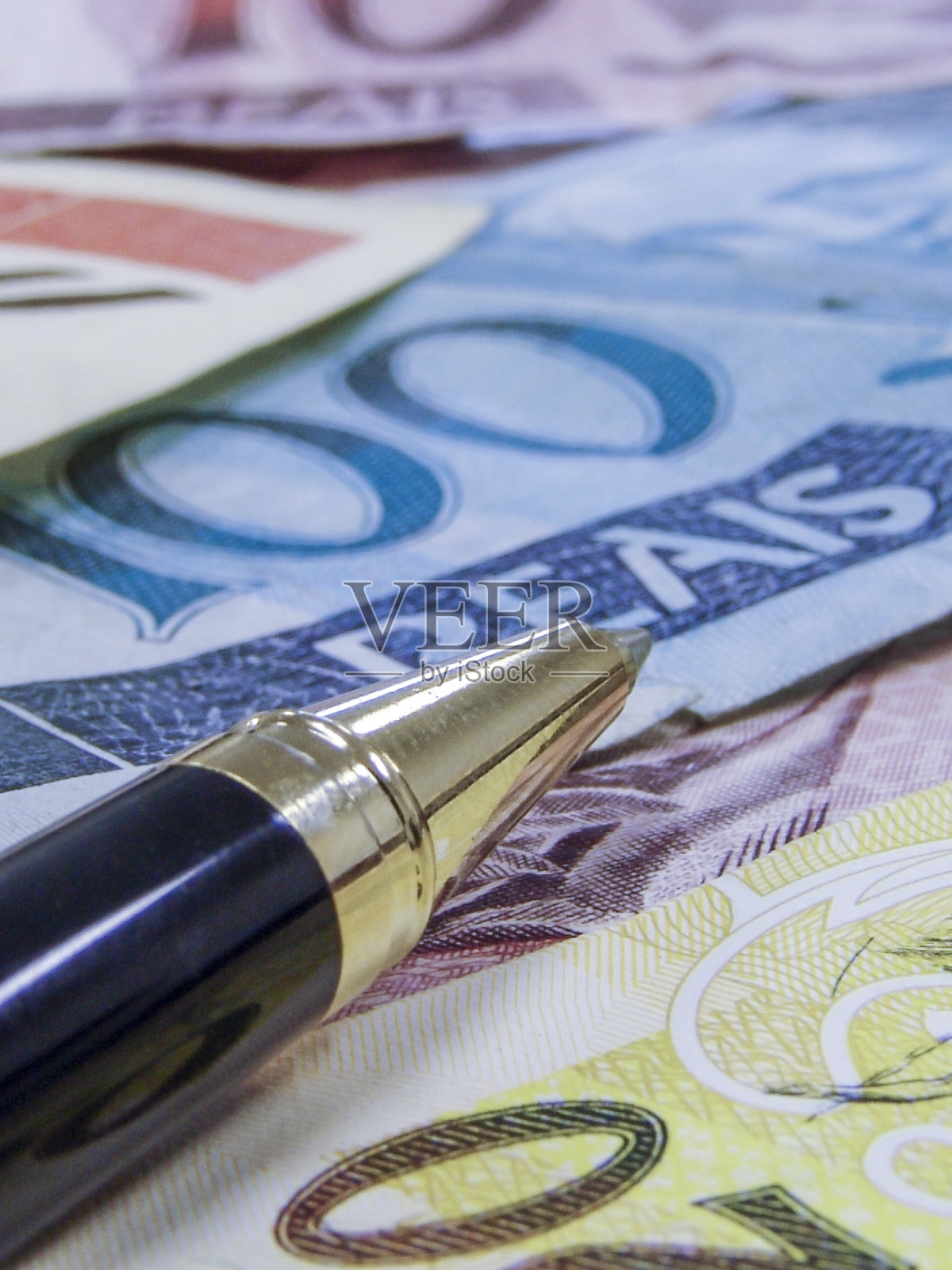 选择性聚焦巴西真实货币钞票和笔照片摄影图片