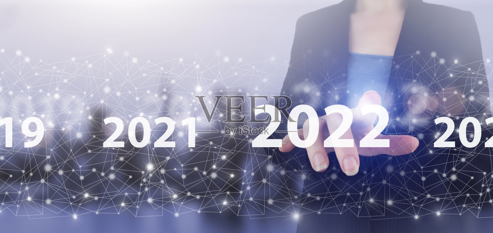 装载年份从2021年到2022年。开始的概念。手触数字屏幕全息2022标志上的城市灯光模糊背景。新2022年,目标,计划,行动照片摄影图片