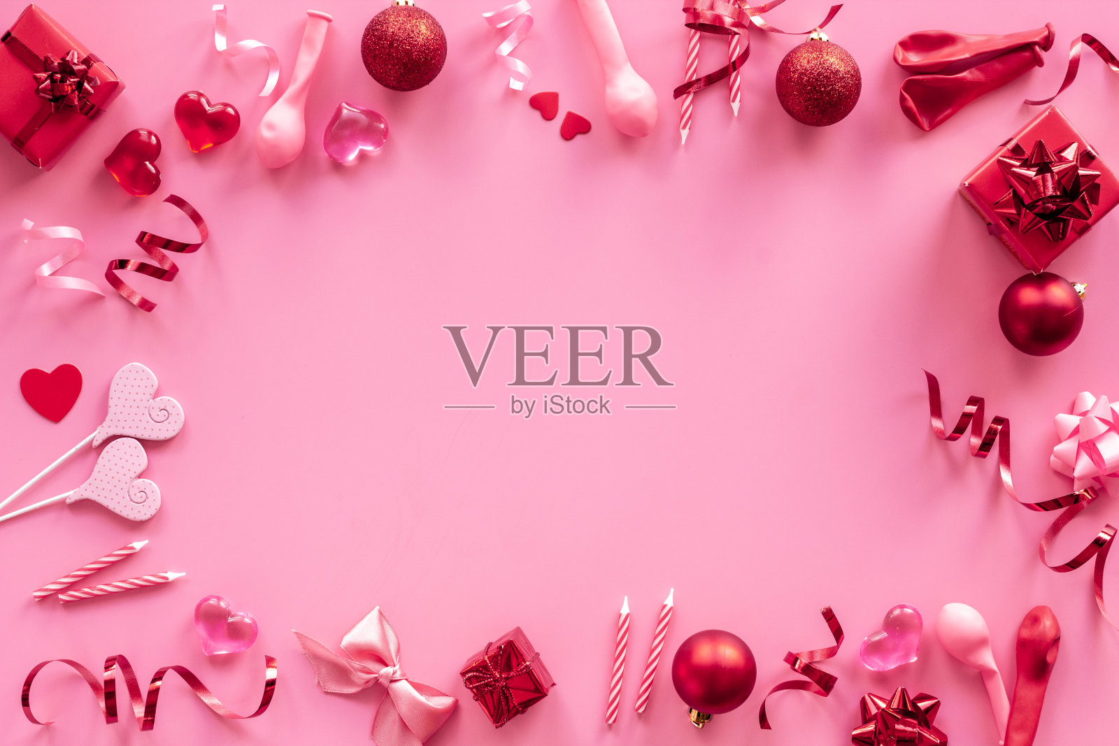 为情人节或生日庆祝活动准备的粉色派对用品照片摄影图片