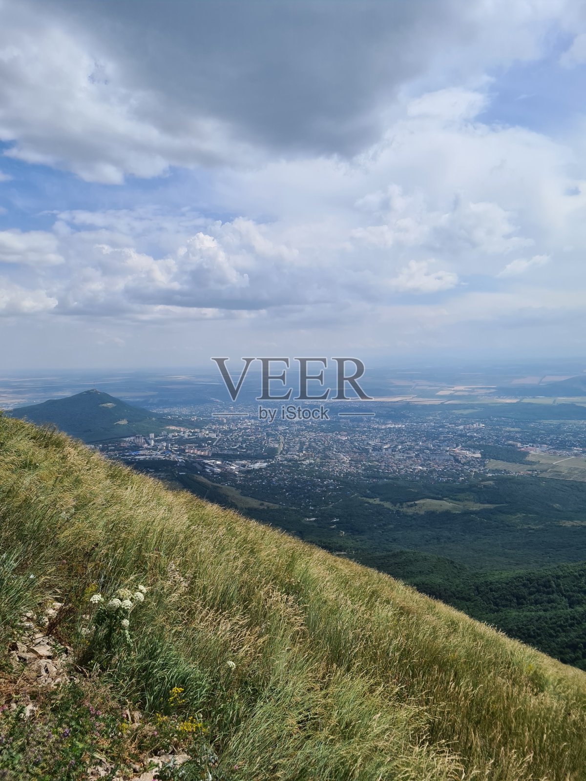 从贝斯特山俯瞰草地照片摄影图片