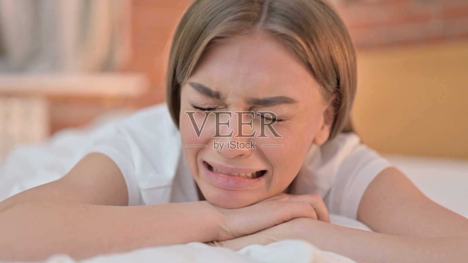 悲伤的年轻女子在床上哭泣的特写镜头照片摄影图片