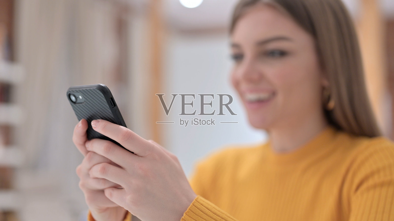 美丽的创意年轻女性的手使用智能手机照片摄影图片