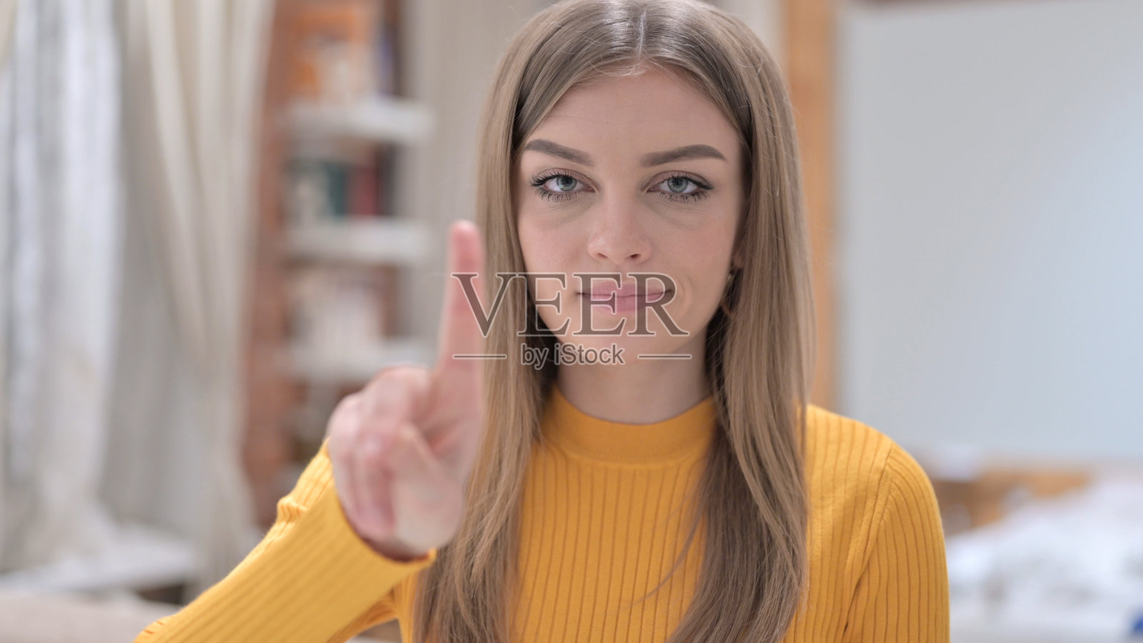 年轻女子用手指说“不”的画像照片摄影图片