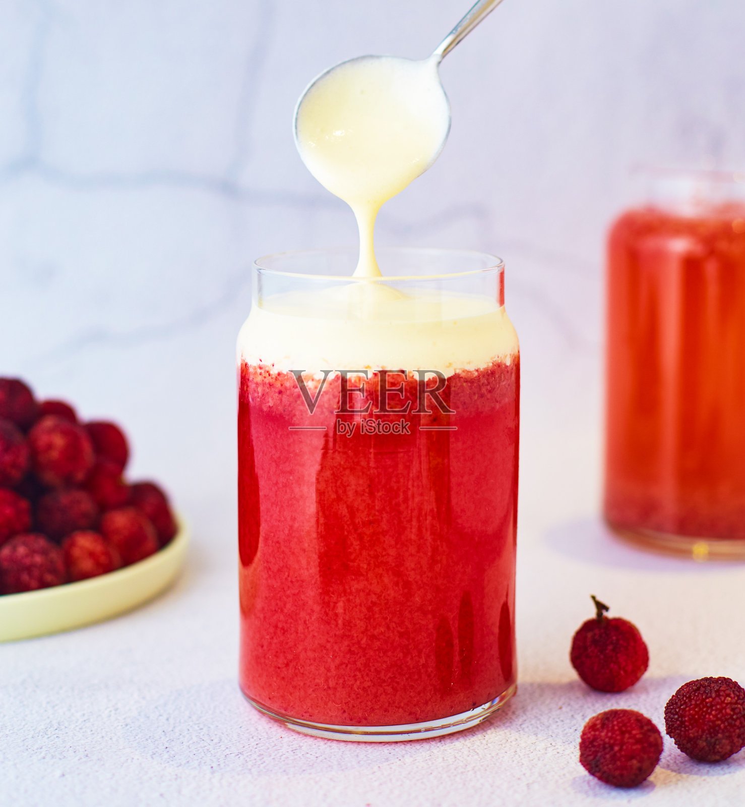 新鲜树莓汁加奶油照片摄影图片