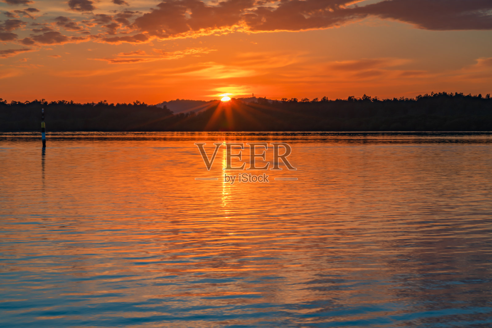 Sim升起的山水景与云照片摄影图片