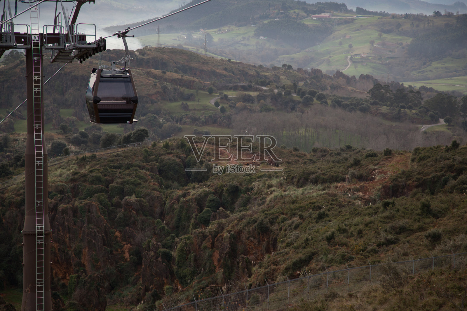 cabárceno公园的缆车照片摄影图片