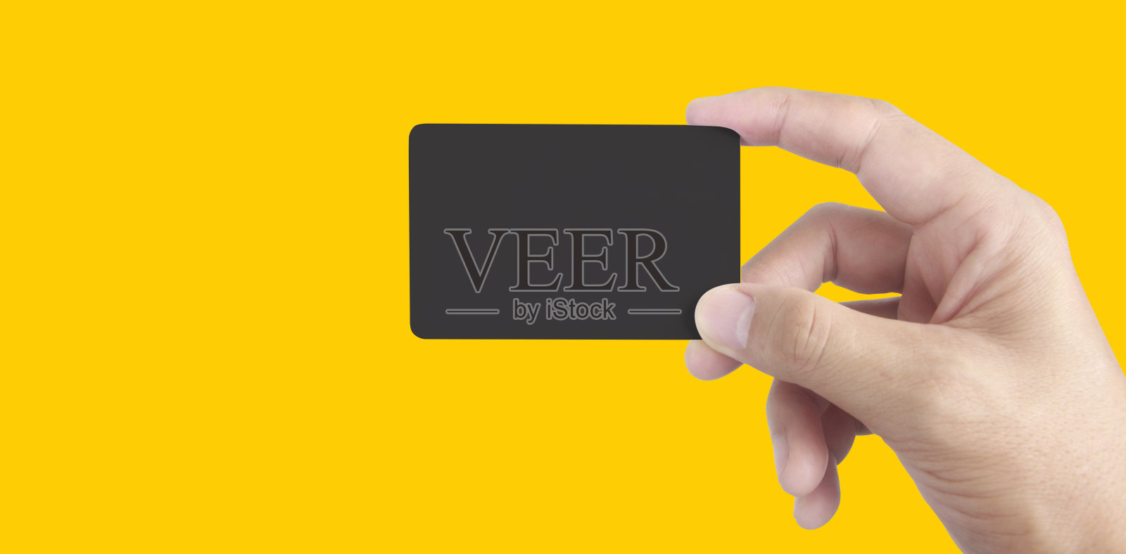 手握空白黑牌的特写。信用卡在手照片摄影图片