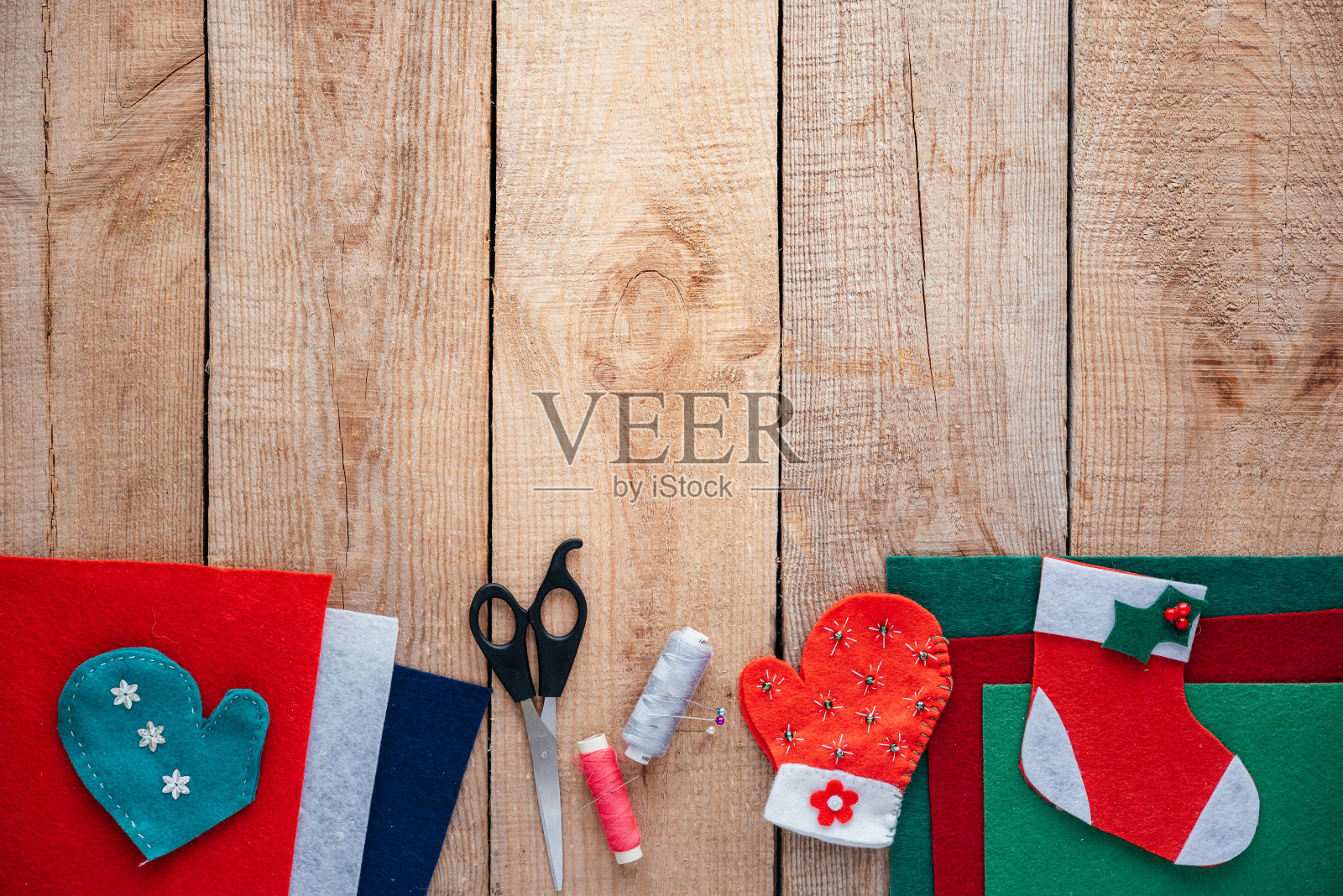 用毛毡制成的圣诞装饰品，圣诞节和新年为孩子们精心构思照片摄影图片