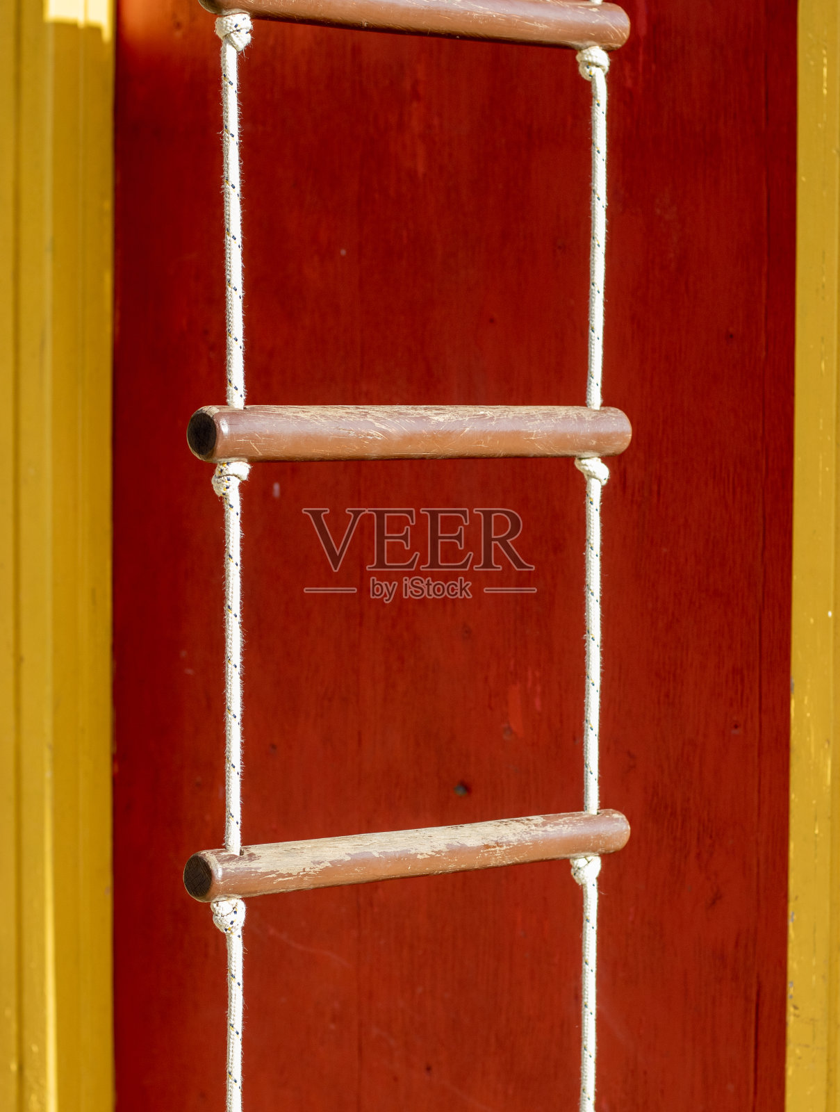 爬绳梯照片摄影图片