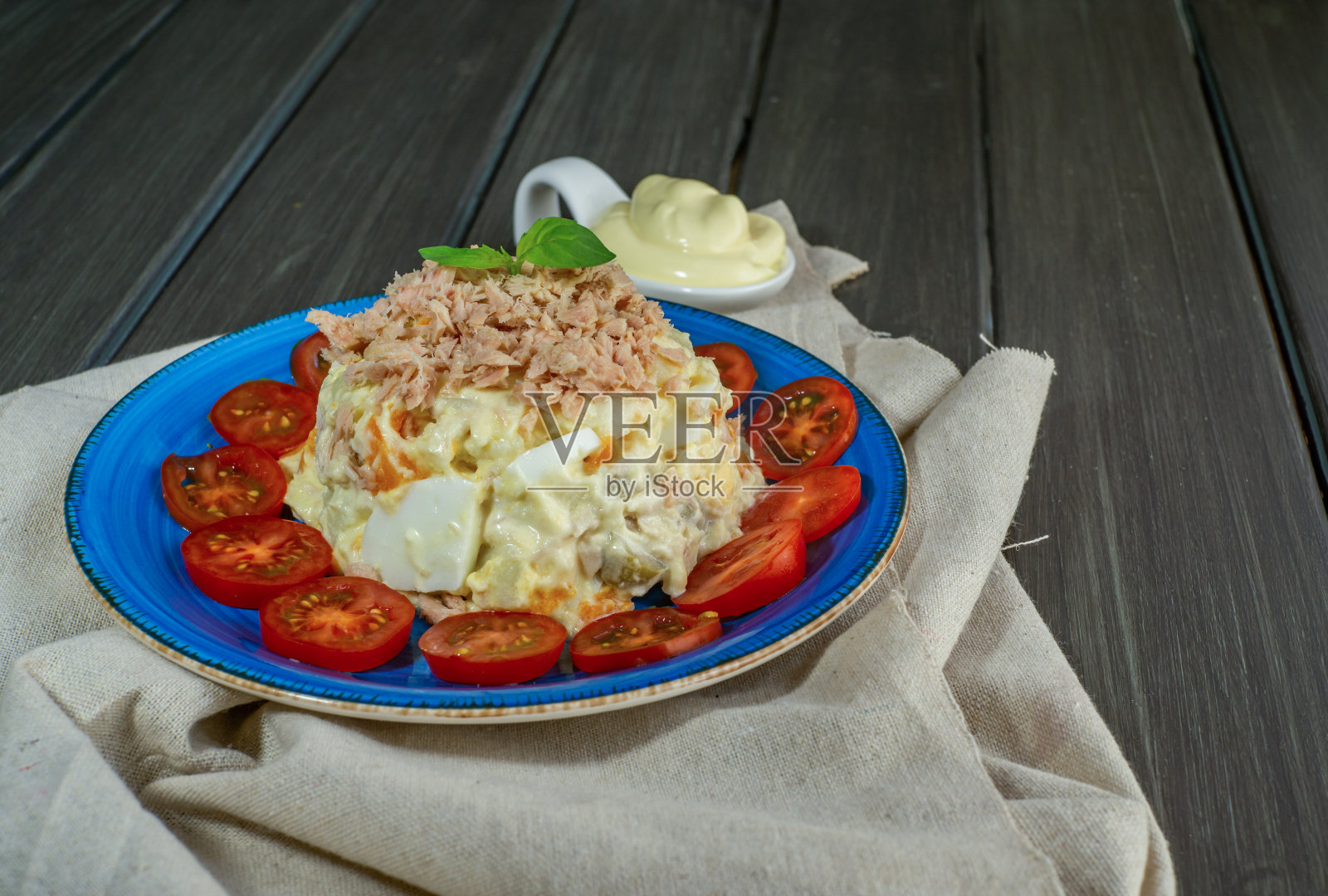 俄罗斯沙拉是典型的夏季新鲜食物照片摄影图片