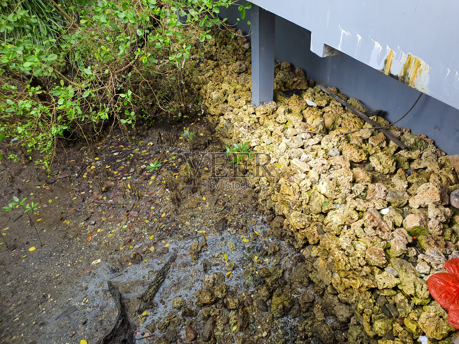 海滩上用作防波堤的岩石堆照片摄影图片