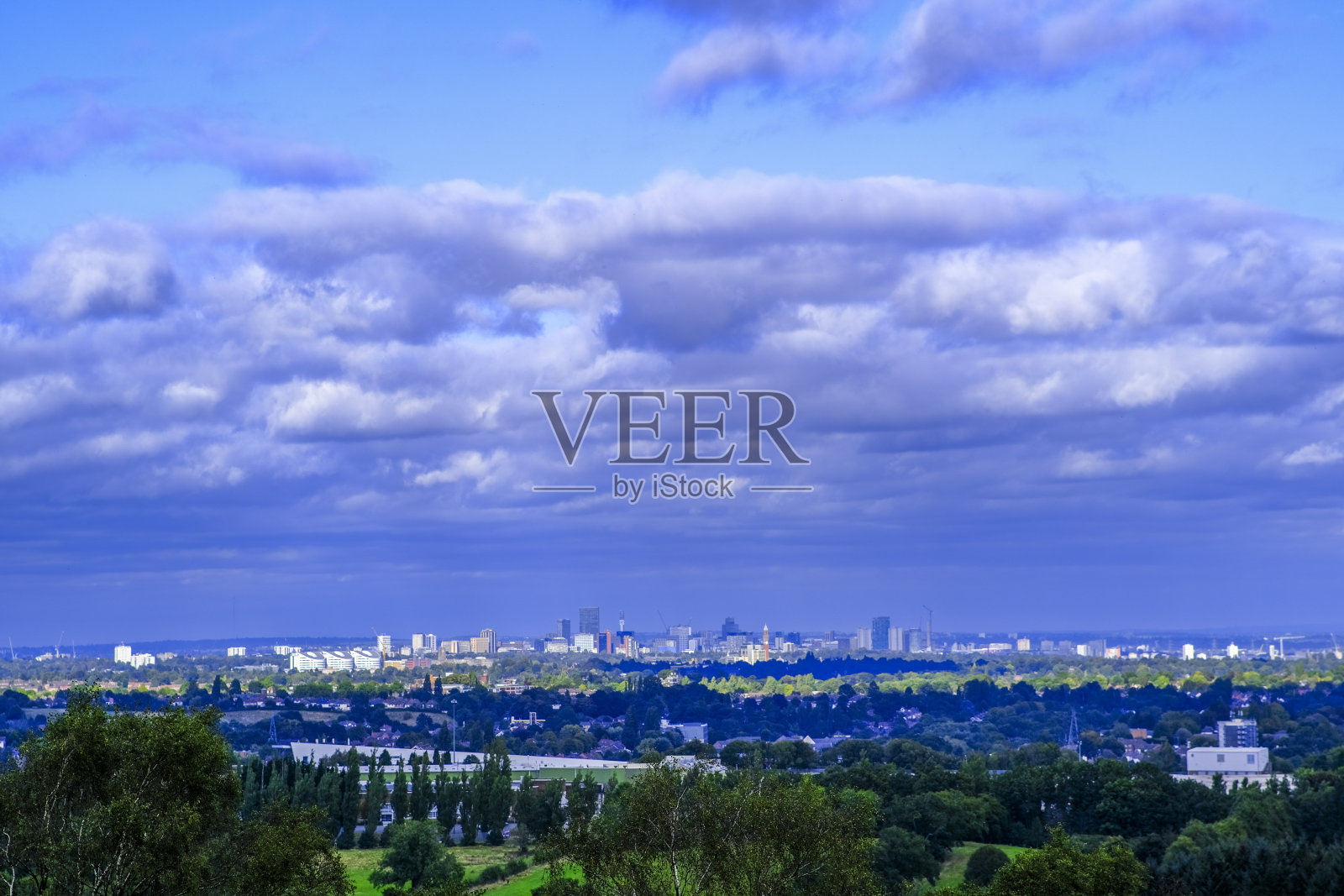 从利奇山国家公园可以看到伯明翰郊区的工厂和住宅区。照片摄影图片