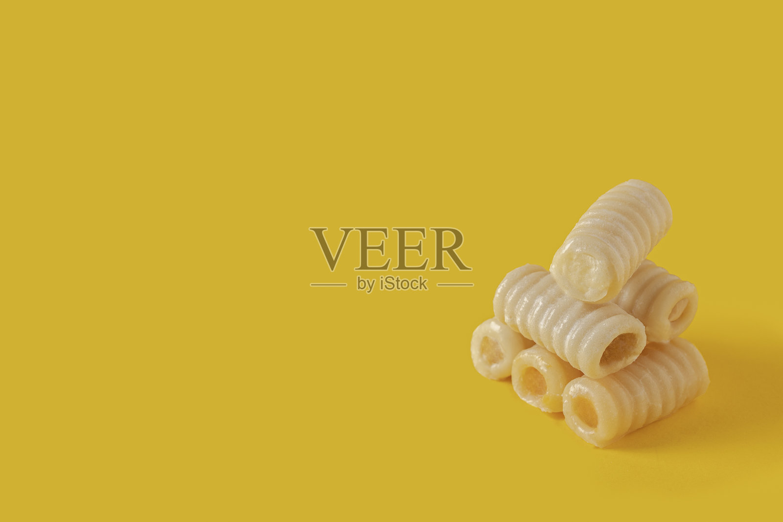 圣人骨头：西班牙诸圣节传统杏仁糖甜点照片摄影图片