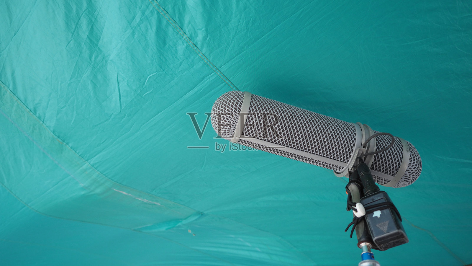 麦克风繁荣类型。录音机、麦克风和三脚架。专业的数字音频记录装置麦克风制作电影或视频电影制作。吊杆麦克风防风。电影行业照片摄影图片