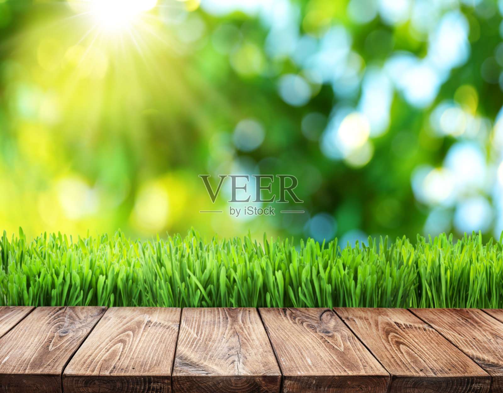 外景阳光自然背景，前景为木板。你方的产品是有可能投放市场的。照片摄影图片