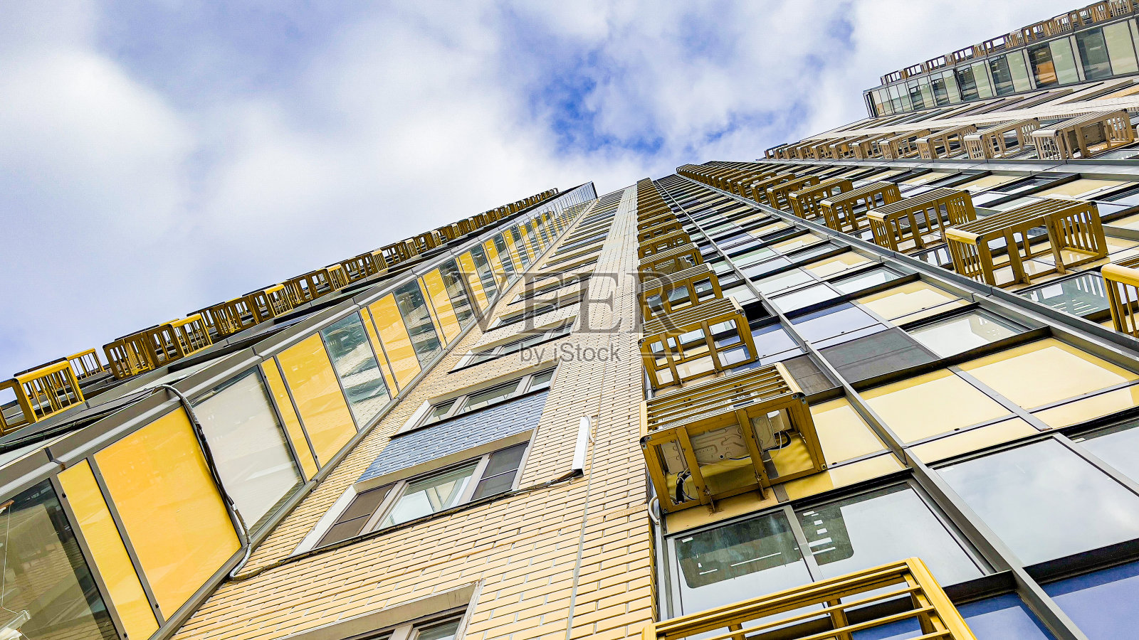 蓝天映衬着一座美丽住宅的正面。照片摄影图片