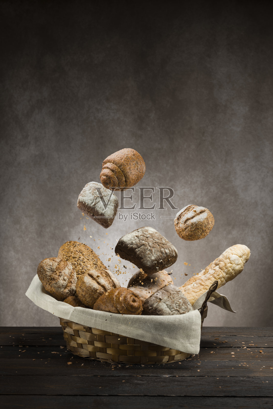 面包放在篮子里照片摄影图片