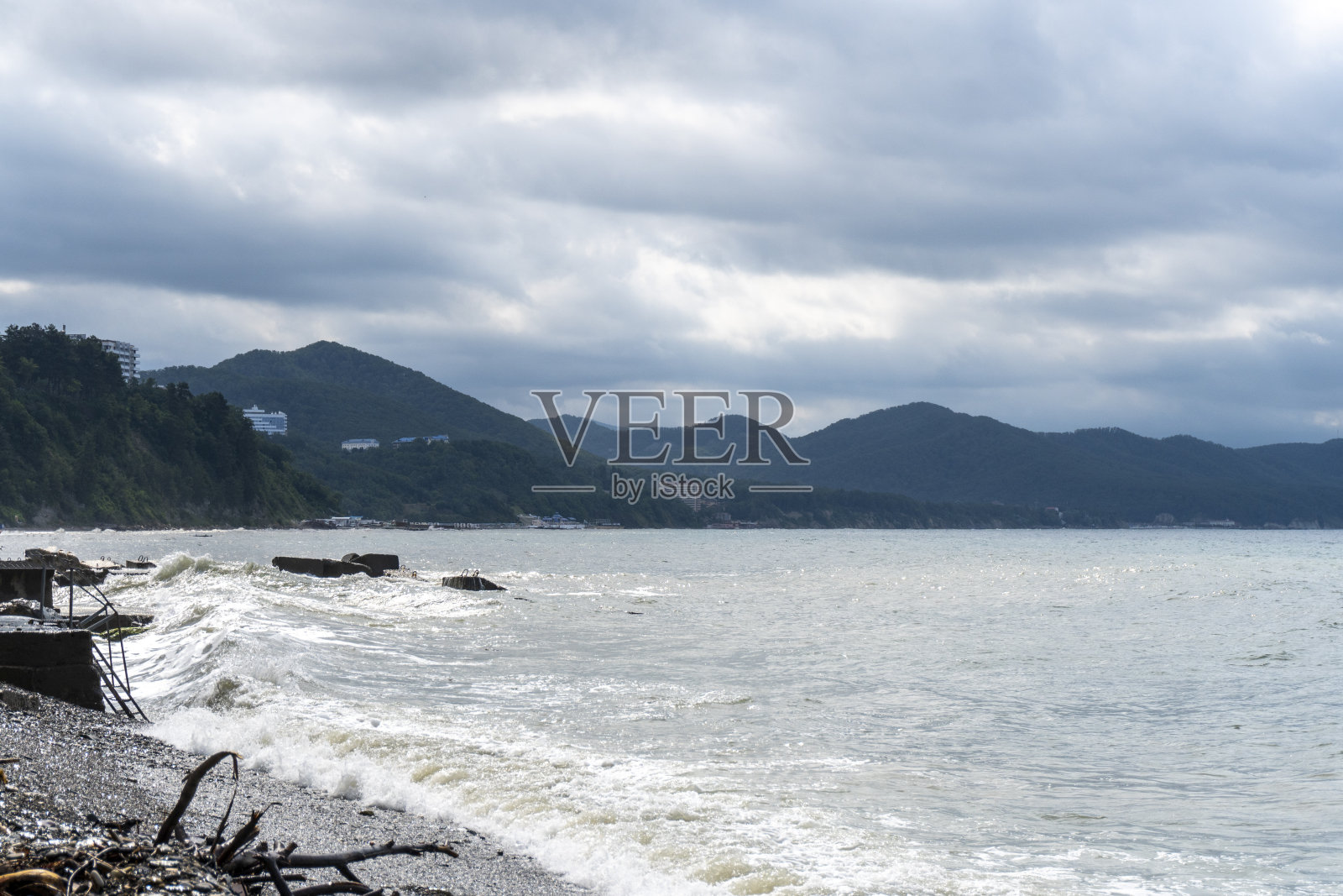 海上有小风暴，海浪拍打着海岸照片摄影图片