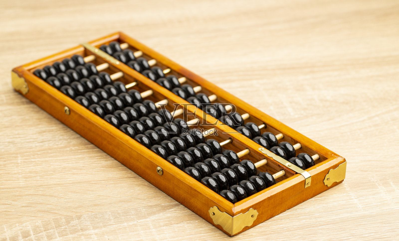 中国算盘古董上的棕色木桌正面视图和复制空间照片摄影图片