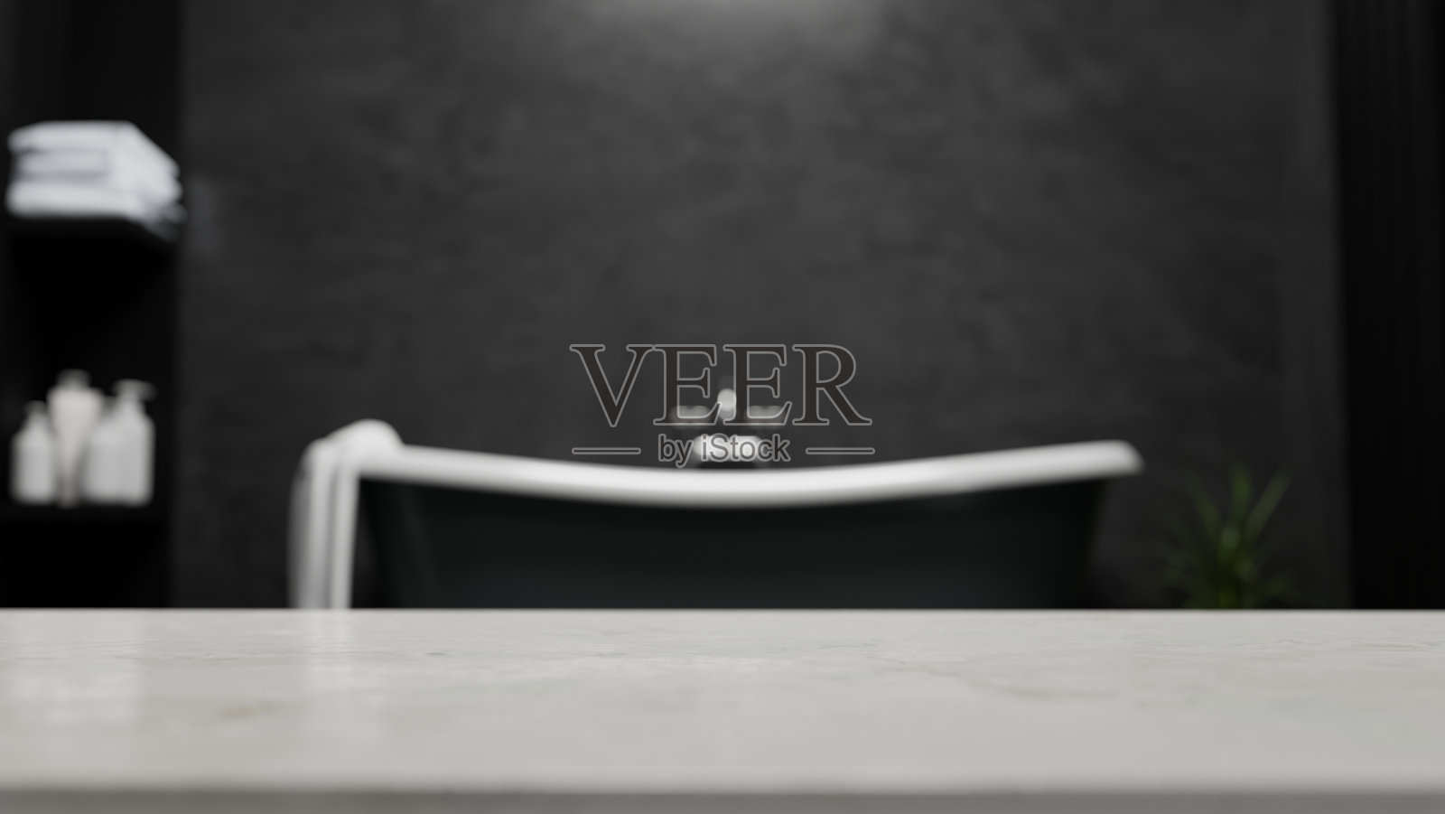 桌面蒙太奇显示您的沐浴产品与模糊的现代黑色浴室内部照片摄影图片