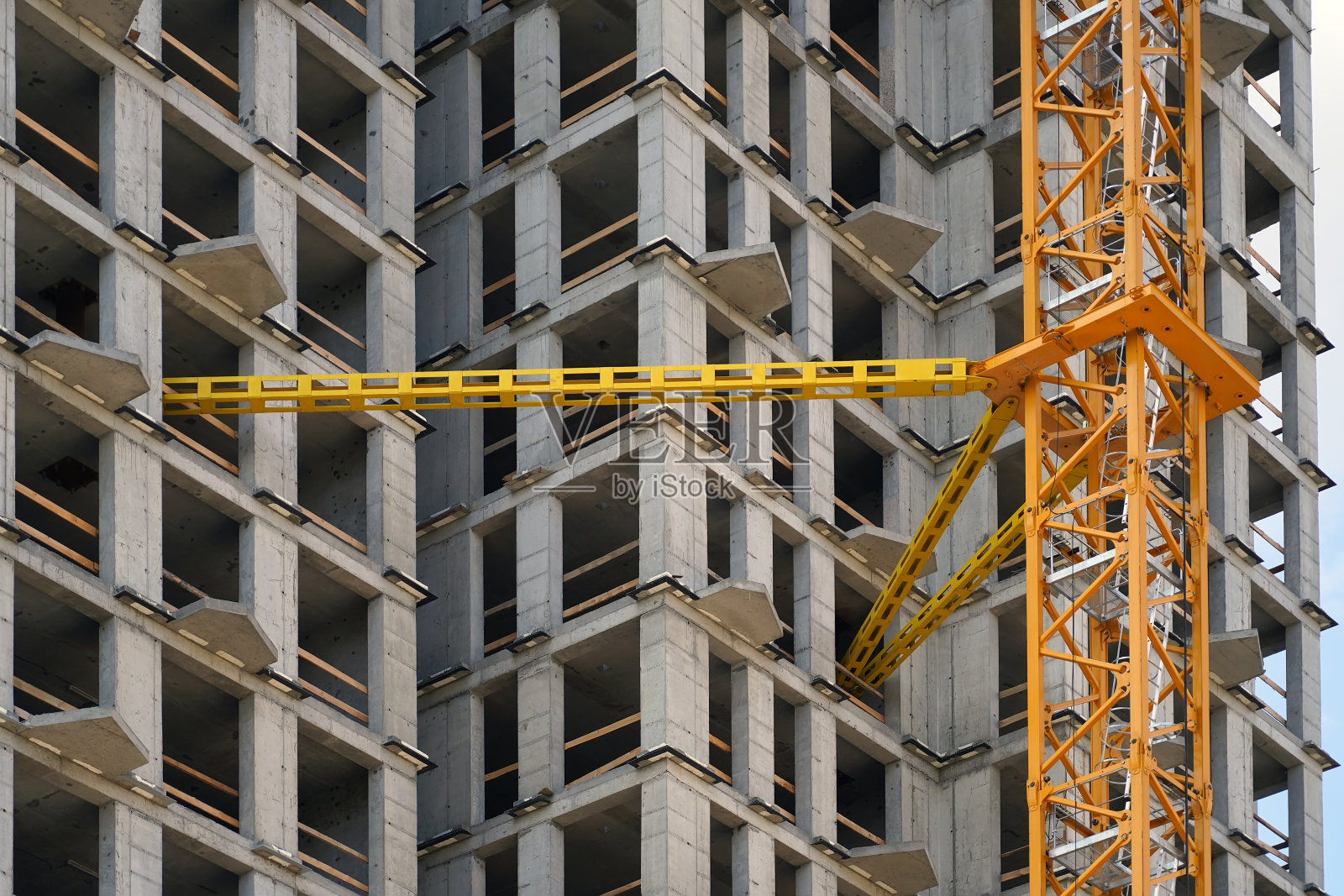 新建住宅建筑工地窗户旁的金属起重机框架局部照片摄影图片